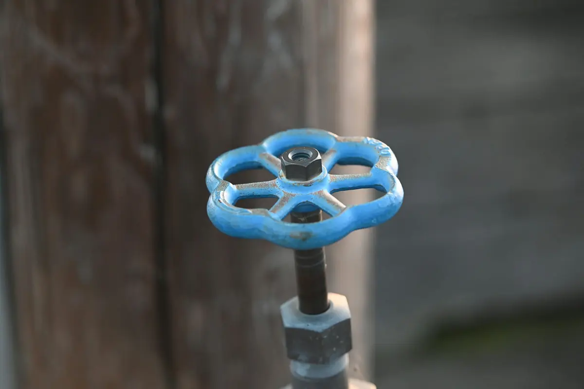 Afsluiter met een blauw handwiel op een leiding