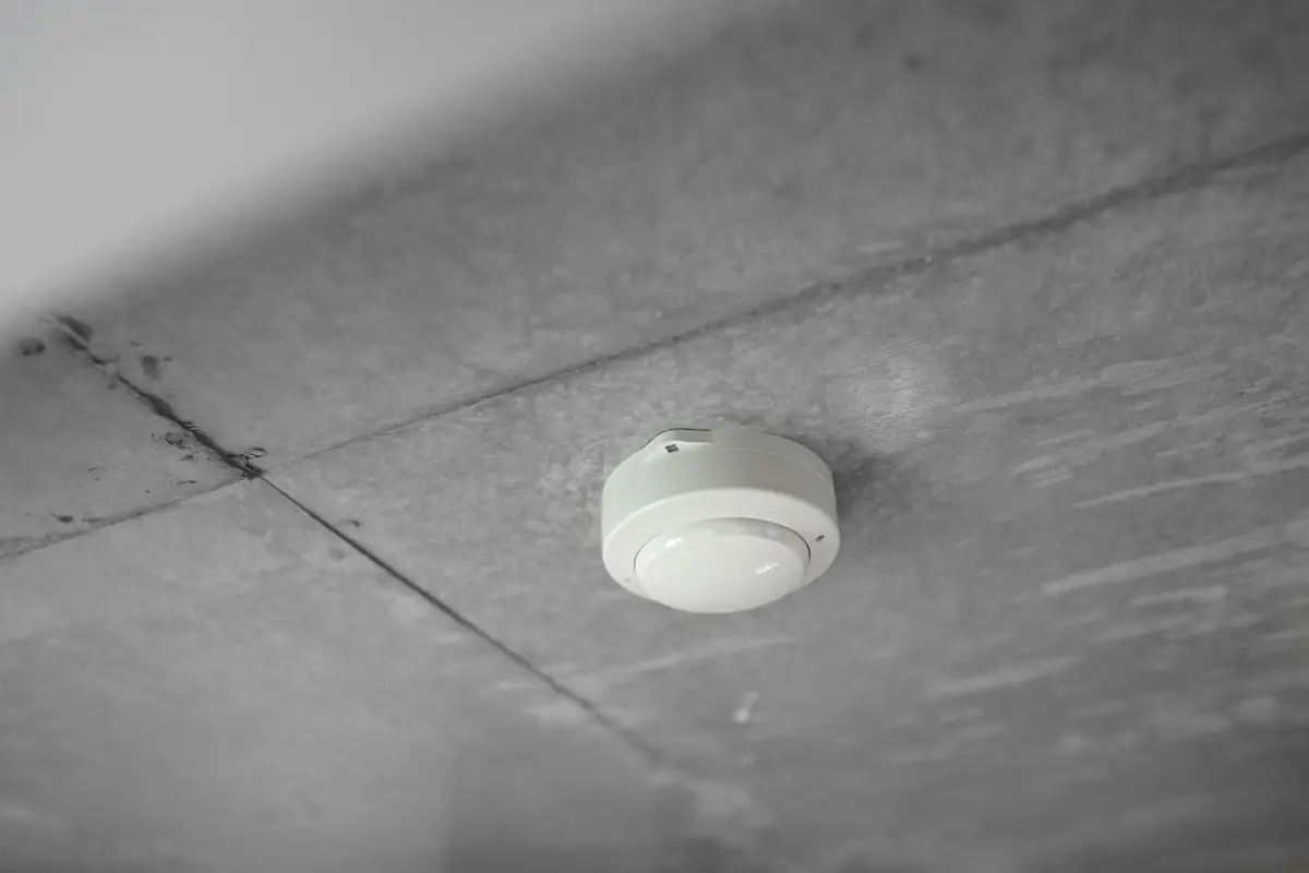 Rookmelder aan een betonnen plafond